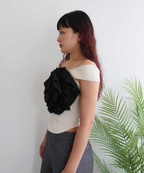 BLOOMING CHARM(ブルーミングチャーム)の「Big Flower Off shoulder Top(その他トップス・レディース・グリーン/ベージュ/ブラック・FREE)」の19枚目の写真