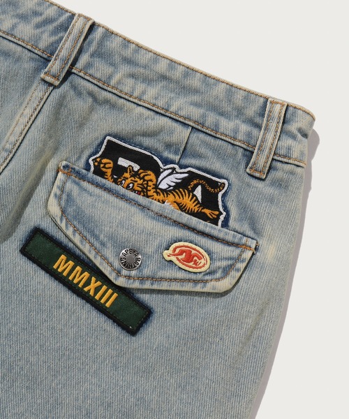 A BATHING APE（アベイシングエイプ）の「MULTI  LOGO DENIM SKIRT（デニムスカート・レディース・ライトインディゴブルー・X-SMALL）」の3枚目の写真