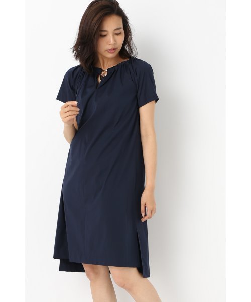 FIGARO Paris(フィガロパリ)の「メタルパーツ ギャザーワンピース◆(ワンピース・レディース・ホワイト/ネイビー・38/36)」の2枚目の写真