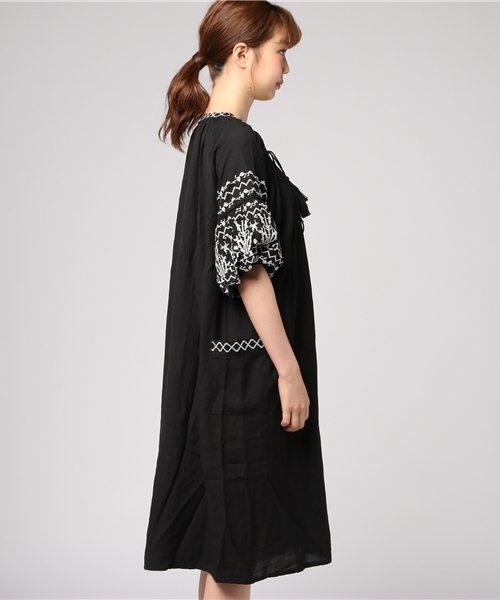 ムサポンWOLF&RITA SILVANA 刺繍バルーンワンピース MERLOT（メルロー）の「タッセルチロリアン刺繍バルーンスリーブ