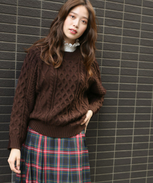 LOWRYS FARM（ローリーズファーム）の「３Ｇケーブルプルオーバー　805091（ニット/セーター・レディース・ベージュ/パープル/ブルー/ブラウン/オフホワイト・MEDIUM/LARGE）」の3枚目の写真