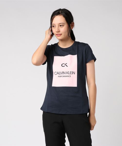 Calvin Klein(カルバン・クライン)の「ビルボード ロゴ T シャツ(Tシャツ/カットソー・レディース・ホワイト/ブラック/その他/ブラック×ホワイト/ベビーピンク/ネイビー・S/M/L/XS)」の4枚目の写真