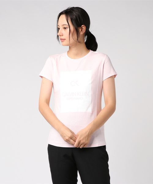 Calvin Klein(カルバン・クライン)の「ビルボード ロゴ T シャツ(Tシャツ/カットソー・レディース・ホワイト/ブラック/その他/ブラック×ホワイト/ベビーピンク/ネイビー・S/M/L/XS)」の5枚目の写真