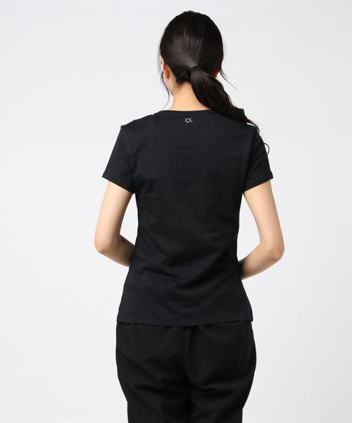 Calvin Klein(カルバン・クライン)の「ビルボード ロゴ T シャツ(Tシャツ/カットソー・レディース・ホワイト/ブラック/その他/ブラック×ホワイト/ベビーピンク/ネイビー・S/M/L/XS)」の14枚目の写真