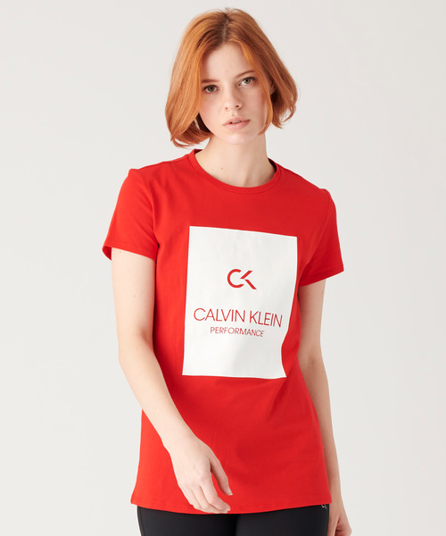 Calvin Klein(カルバン・クライン)の「ビルボード ロゴ T シャツ(Tシャツ/カットソー・レディース・ホワイト/ブラック/その他/ブラック×ホワイト/ベビーピンク/ネイビー・S/M/L/XS)」の6枚目の写真