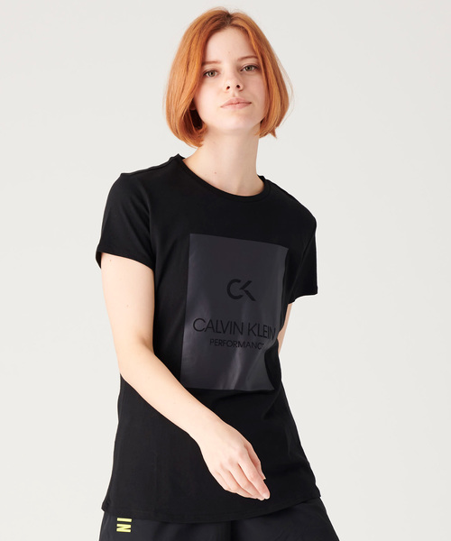 Calvin Klein(カルバン・クライン)の「ビルボード ロゴ T シャツ(Tシャツ/カットソー・レディース・ホワイト/ブラック/その他/ブラック×ホワイト/ベビーピンク/ネイビー・S/M/L/XS)」の2枚目の写真