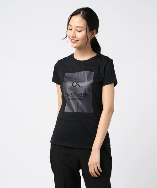 Calvin Klein(カルバン・クライン)の「ビルボード ロゴ T シャツ(Tシャツ/カットソー・レディース・ホワイト/ブラック/その他/ブラック×ホワイト/ベビーピンク/ネイビー・S/M/L/XS)」の10枚目の写真
