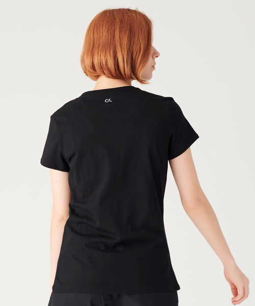 Calvin Klein(カルバン・クライン)の「ビルボード ロゴ T シャツ(Tシャツ/カットソー・レディース・ホワイト/ブラック/その他/ブラック×ホワイト/ベビーピンク/ネイビー・S/M/L/XS)」の12枚目の写真