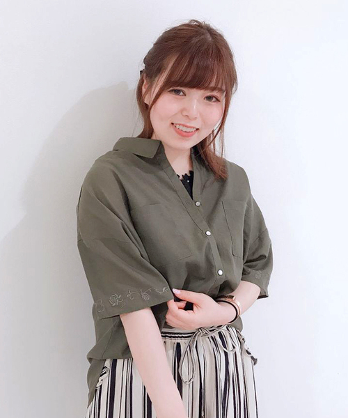 axes femme（アクシーズファム）の「ポケット付オーバーシャツ（シャツ/ブラウス・レディース・ベージュ/ネイビー/カーキ・MEDIUM）」の2枚目の写真