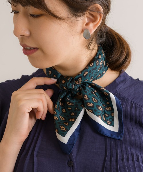 KATHARINE ROSS（キャサリンロス）の「【KATHARINE ROSS】ミニホース柄/馬車柄ミニスカーフ WEB限定（バンダナ/スカーフ・レディース・ダークグリーン/アイボリー/ライトブルー/ネイビー/レッド/ブルー/グリーン/ブルー系1/ベージュ/ブラック/グリーン系1・MEDIUM）」の4枚目の写真