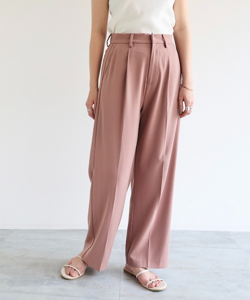 andme(アンドミー)の「とろみ素材タックワイドパンツ(スラックス・レディース・ブラック/ブラウン/ピンク/イエロー/グリーン/ダークベージュ/ダークグリーン/ネイビー/テラコッタ/アイボリー/レッド/ケリーグリーン/ローズ・M/L)」の1枚目の写真