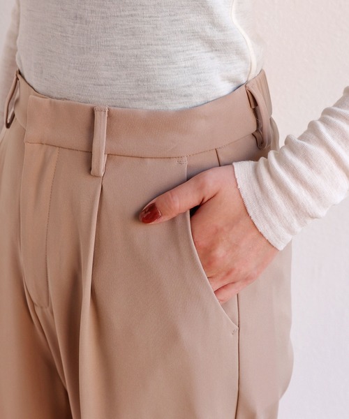 andme(アンドミー)の「とろみ素材タックワイドパンツ(スラックス・レディース・ブラック/ブラウン/ピンク/イエロー/グリーン/ダークベージュ/ダークグリーン/ネイビー/テラコッタ/アイボリー/レッド/ケリーグリーン/ローズ・M/L)」の15枚目の写真