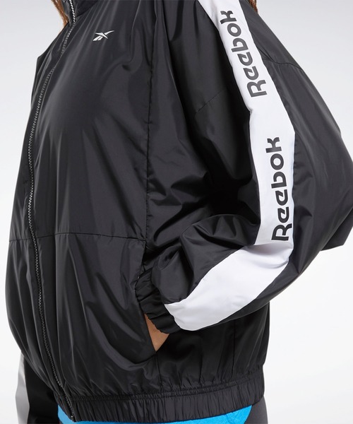 Reebok(リーボック)の「トレーニング エッセンシャルズ ウーブン リニアロゴジャケット / Training Essentials Woven Linear Logo Jacket(ブルゾン・レディース・ブラック/ネイビー・LARGE/X-LARGE/MEDIUM/SMALL/X-SMALL)」の11枚目の写真