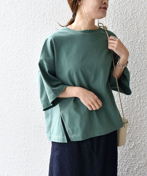 SHIPS（シップス）の「【WEB限定】〈UVカット〉USAコットンサイズチョイススリットTEE◇（Tシャツ/カットソー・レディース・オフホワイト/ブラック/チャコールグレー/ベージュ系その他/グリーン/ライトグリーン/スカイブルー/ダークオリーブ/マスタード・SMALL/MEDIUM/LARGE）」の6枚目の写真