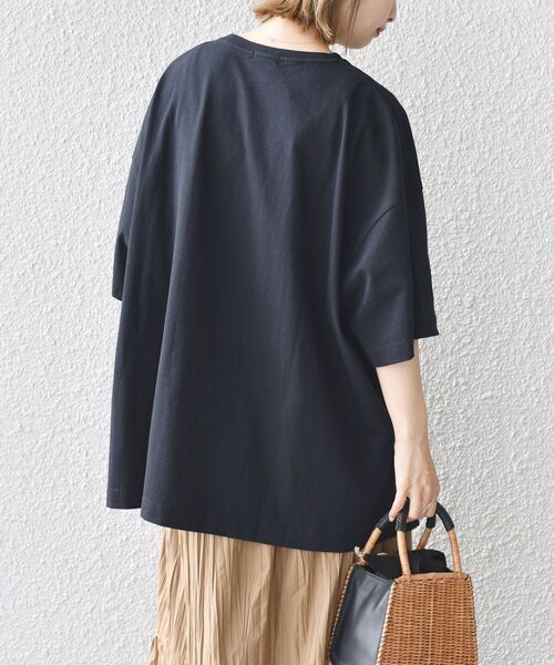 SHIPS（シップス）の「【WEB限定】〈UVカット〉USAコットンサイズチョイススリットTEE◇（Tシャツ/カットソー・レディース・オフホワイト/ブラック/チャコールグレー/ベージュ系その他/グリーン/ライトグリーン/スカイブルー/ダークオリーブ/マスタード・SMALL/MEDIUM/LARGE）」の3枚目の写真