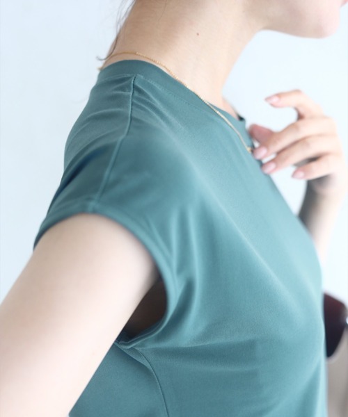 cawaii(カワイイ)の「ちょい袖 艶感カットソー(Tシャツ/カットソー・レディース・レッド/ブルー/アイボリー/ブラック・FREE)」の16枚目の写真