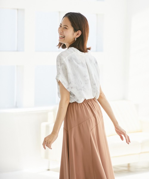 Rewde(ルゥデ)の「【TV着用】マーブルプリントスキッパーシャツ(1R13-08150)(シャツ/ブラウス・レディース・ベージュ/グレー/ピンク・M)」の4枚目の写真