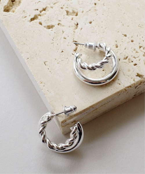 SIGNAL(シグナル)の「【SIGNAL/シグナル】Knot Hoop Pierce / ノットフープピアス(ピアス(両耳用)・レディース・ゴールド/シルバー・FREE)」の2枚目の写真