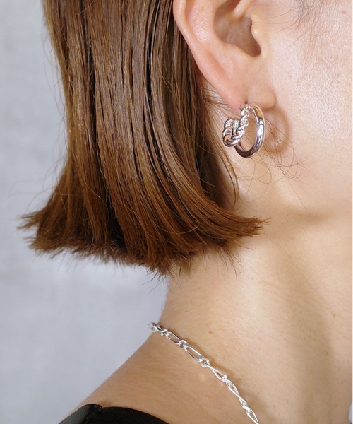 SIGNAL(シグナル)の「【SIGNAL/シグナル】Knot Hoop Pierce / ノットフープピアス(ピアス(両耳用)・レディース・ゴールド/シルバー・FREE)」の4枚目の写真
