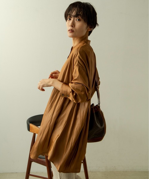 ANGIE(アンジー)の「レザーライクサテンバンドカラーシャツ(シャツ/ブラウス・レディース・ベージュ/ブルー/キャメル/スミクロ・FREE)」の11枚目の写真