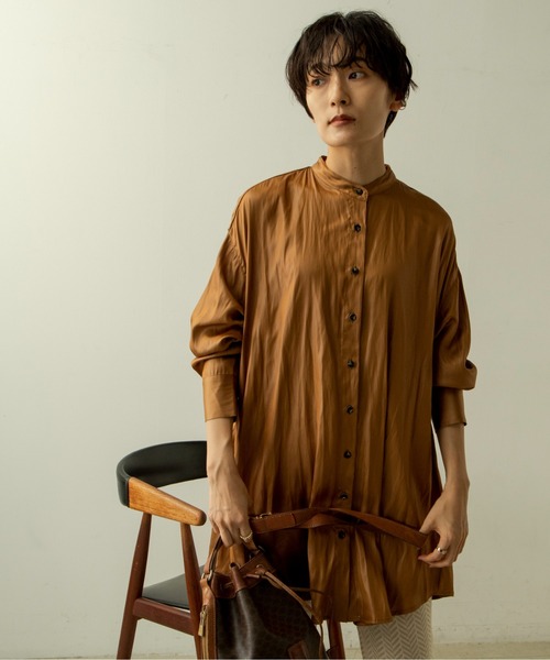 ANGIE(アンジー)の「レザーライクサテンバンドカラーシャツ(シャツ/ブラウス・レディース・ベージュ/ブルー/キャメル/スミクロ・FREE)」の15枚目の写真