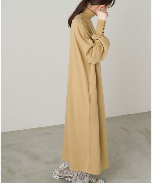 Chaco closet（チャコ クローゼット）の「オーバーサイズ タートルネック 袖口ボタン 裏毛ロングワンピース（ワンピース・レディース・チャコールグレー/アイボリー/オレンジ/グリーン系その他/ベージュ・FREE）」の3枚目の写真