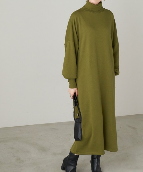 Chaco closet（チャコ クローゼット）の「オーバーサイズ タートルネック 袖口ボタン 裏毛ロングワンピース（ワンピース・レディース・チャコールグレー/アイボリー/オレンジ/グリーン系その他/ベージュ・FREE）」の4枚目の写真