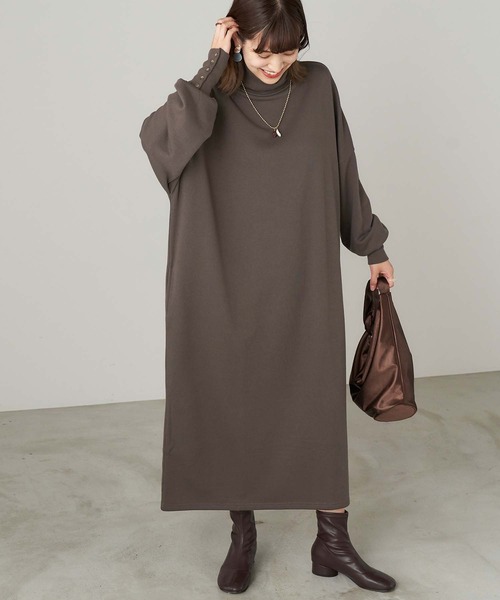 Chaco closet（チャコ クローゼット）の「オーバーサイズ タートルネック 袖口ボタン 裏毛ロングワンピース（ワンピース・レディース・チャコールグレー/アイボリー/オレンジ/グリーン系その他/ベージュ・FREE）」の2枚目の写真