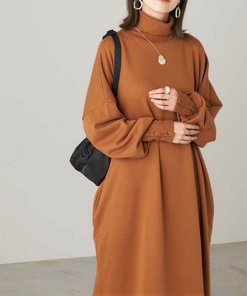 Chaco closet（チャコ クローゼット）の「オーバーサイズ タートルネック 袖口ボタン 裏毛ロングワンピース（ワンピース・レディース・チャコールグレー/アイボリー/オレンジ/グリーン系その他/ベージュ・FREE）」の5枚目の写真