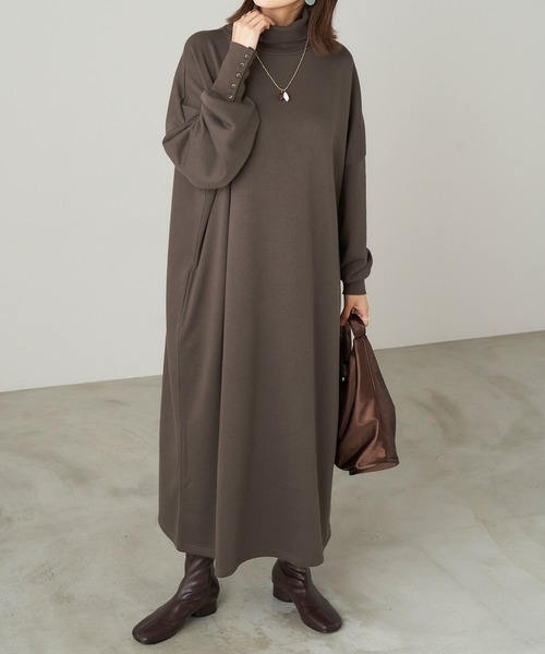 Chaco closet（チャコ クローゼット）の「オーバーサイズ タートルネック 袖口ボタン 裏毛ロングワンピース（ワンピース・レディース・チャコールグレー/アイボリー/オレンジ/グリーン系その他/ベージュ・FREE）」の6枚目の写真