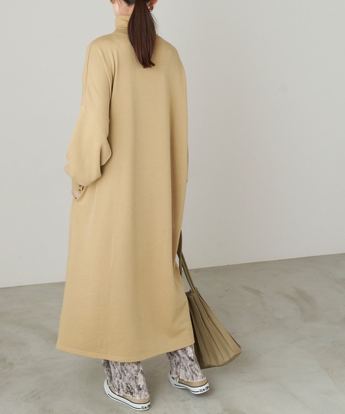 Chaco closet（チャコ クローゼット）の「オーバーサイズ タートルネック 袖口ボタン 裏毛ロングワンピース（ワンピース・レディース・チャコールグレー/アイボリー/オレンジ/グリーン系その他/ベージュ・FREE）」の10枚目の写真