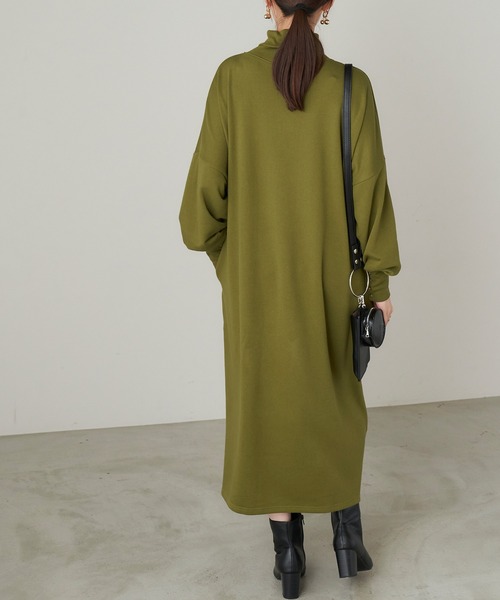 Chaco closet（チャコ クローゼット）の「オーバーサイズ タートルネック 袖口ボタン 裏毛ロングワンピース（ワンピース・レディース・チャコールグレー/アイボリー/オレンジ/グリーン系その他/ベージュ・FREE）」の15枚目の写真