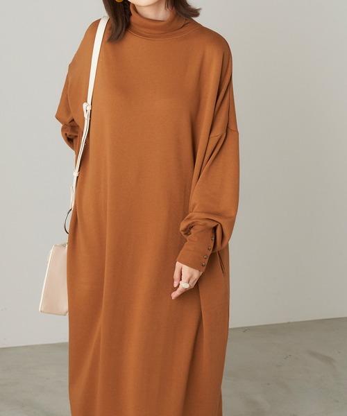 Chaco closet（チャコ クローゼット）の「オーバーサイズ タートルネック 袖口ボタン 裏毛ロングワンピース（ワンピース・レディース・チャコールグレー/アイボリー/オレンジ/グリーン系その他/ベージュ・FREE）」の16枚目の写真