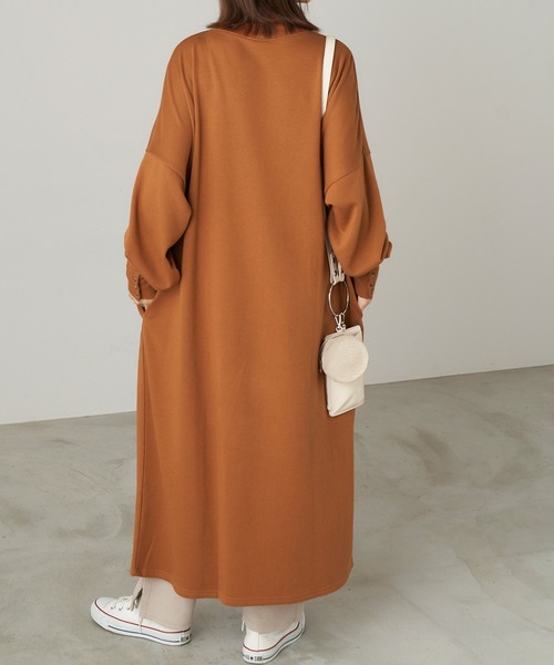 Chaco closet（チャコ クローゼット）の「オーバーサイズ タートルネック 袖口ボタン 裏毛ロングワンピース（ワンピース・レディース・チャコールグレー/アイボリー/オレンジ/グリーン系その他/ベージュ・FREE）」の18枚目の写真