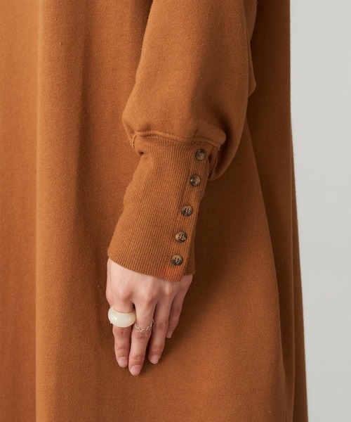 Chaco closet（チャコ クローゼット）の「オーバーサイズ タートルネック 袖口ボタン 裏毛ロングワンピース（ワンピース・レディース・チャコールグレー/アイボリー/オレンジ/グリーン系その他/ベージュ・FREE）」の20枚目の写真