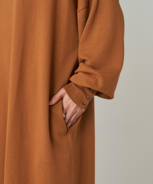 Chaco closet（チャコ クローゼット）の「オーバーサイズ タートルネック 袖口ボタン 裏毛ロングワンピース（ワンピース・レディース・チャコールグレー/アイボリー/オレンジ/グリーン系その他/ベージュ・FREE）」の21枚目の写真