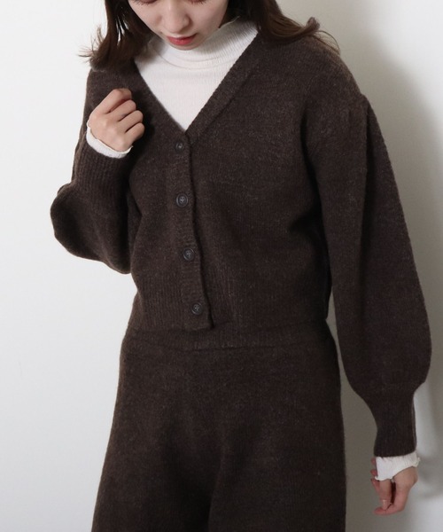 archives（アルシーヴ）の「【setupにも】短丈ボリュームスリーブカーディガン（ニット/セーター・レディース・グレイッシュベージュ/モカ/アイボリー/ブラック/グリーン/ブラウン・MEDIUM）」の4枚目の写真