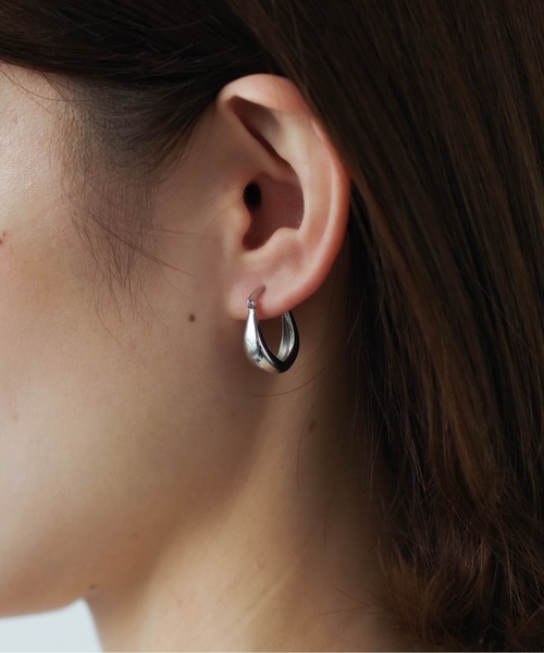 yu-ka（ユーカ）の「YU-KA : ボリュームぷっくりフープピアス（ピアス（両耳用）・レディース・シルバー/ゴールド・ONE SIZE）」の4枚目の写真