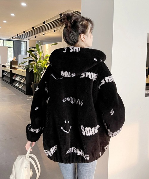 kom/ドットケーオーエム』スマイル 総柄 フード付きボアブルゾン