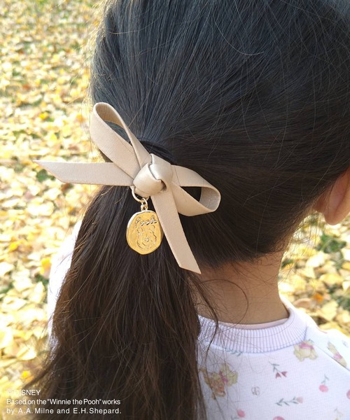 Disney（ディズニー）の「【プー/ティガー】フェイクレザーリボンメタルプレートポニー（ヘアゴム・レディース・ベージュ/キャメル・FREE）」の9枚目の写真