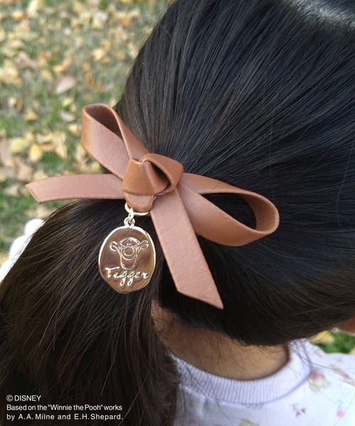 Disney（ディズニー）の「【プー/ティガー】フェイクレザーリボンメタルプレートポニー（ヘアゴム・レディース・ベージュ/キャメル・FREE）」の11枚目の写真