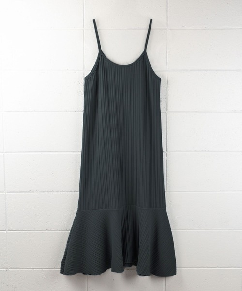 me+em select（ミームセレクト）の「※【 ５color 】プリーツフレアマーメイドキャミワンピース【韓国製】（ワンピース・レディース・ベージュ/ブラック/ブルー/チャコール/ピンク・FREE）」の3枚目の写真