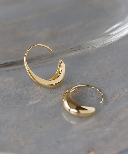 ANEMONE（アネモネ）の「ドロップメタルカールピアス（ピアス（両耳用）・レディース・シルバー/ゴールド・FREE）」の2枚目の写真