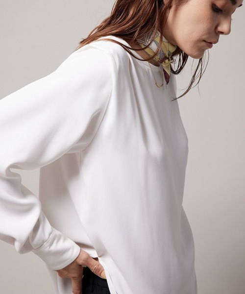 ROPE'（ロペ）の「ショルダータックとろみブラウス（シャツ/ブラウス・レディース・ブラック/ホワイト/ベージュ系その他・38）」の2枚目の写真