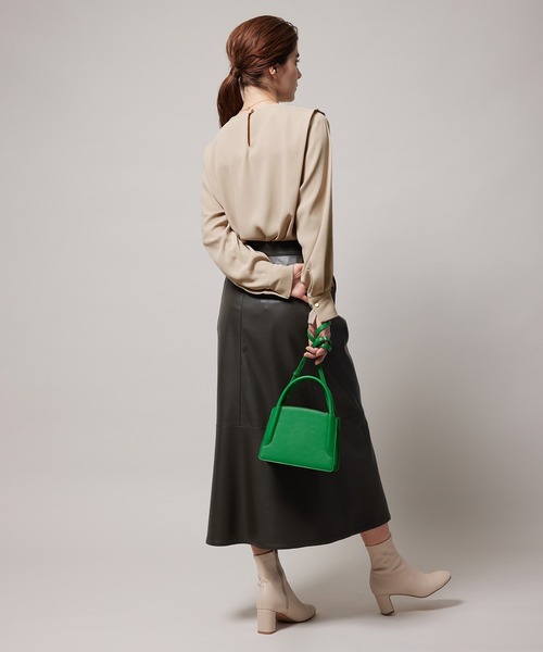 ROPE'（ロペ）の「ショルダータックとろみブラウス（シャツ/ブラウス・レディース・ブラック/ホワイト/ベージュ系その他・38）」の9枚目の写真