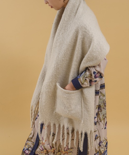 KATHARINE ROSS(キャサリンロス)の「【KATHARINE ROSS】ポケット付きもこもこボリュームストール WEB限定(ストール/ショール・レディース・ベージュ/ブルー/アイボリー・MEDIUM)」の1枚目の写真