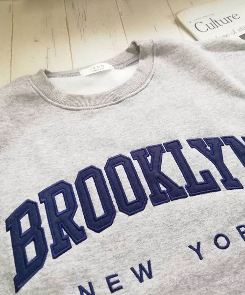 Dalfwin(ダールフィン)の「【裏起毛アリ】2022AW スウェット 秋冬 韓国スウェット BROOKLYNワッペンロゴスウェット オーバーサイズ ビックサイズ レディース(スウェット・レディース・オートミール/グレー/ネイビー・FREE)」の10枚目の写真