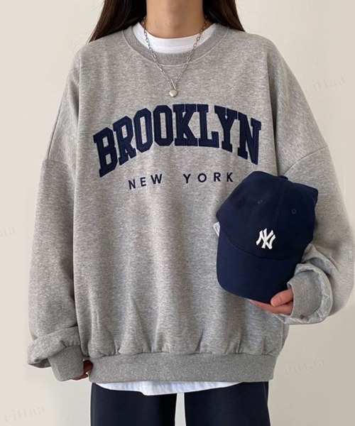 Dalfwin(ダールフィン)の「【裏起毛アリ】2022AW スウェット 秋冬 韓国スウェット BROOKLYNワッペンロゴスウェット オーバーサイズ ビックサイズ レディース(スウェット・レディース・オートミール/グレー/ネイビー・FREE)」の4枚目の写真