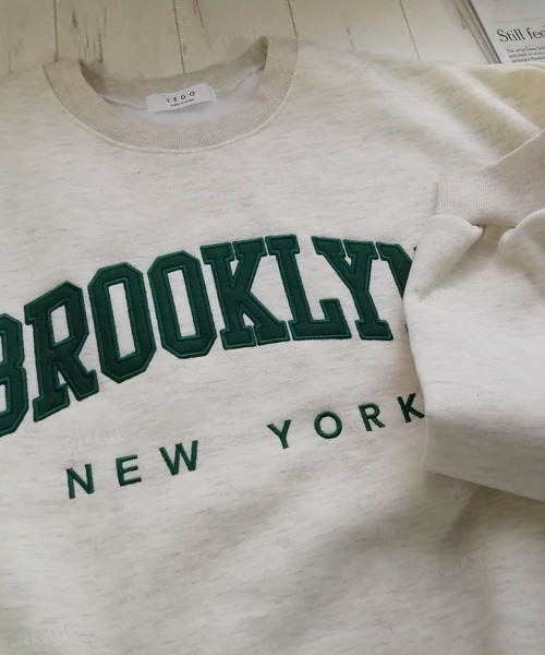 Dalfwin(ダールフィン)の「【裏起毛アリ】2022AW スウェット 秋冬 韓国スウェット BROOKLYNワッペンロゴスウェット オーバーサイズ ビックサイズ レディース(スウェット・レディース・オートミール/グレー/ネイビー・FREE)」の19枚目の写真