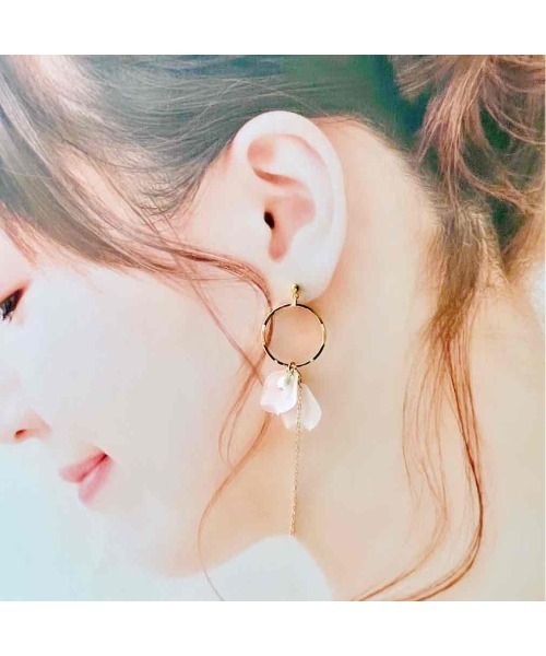 tone(トーン)の「【雨あがりの森】花びらフープ・ピアス(MA)(ピアス(両耳用)・レディース・シルバー/ゴールド・FREE)」の2枚目の写真